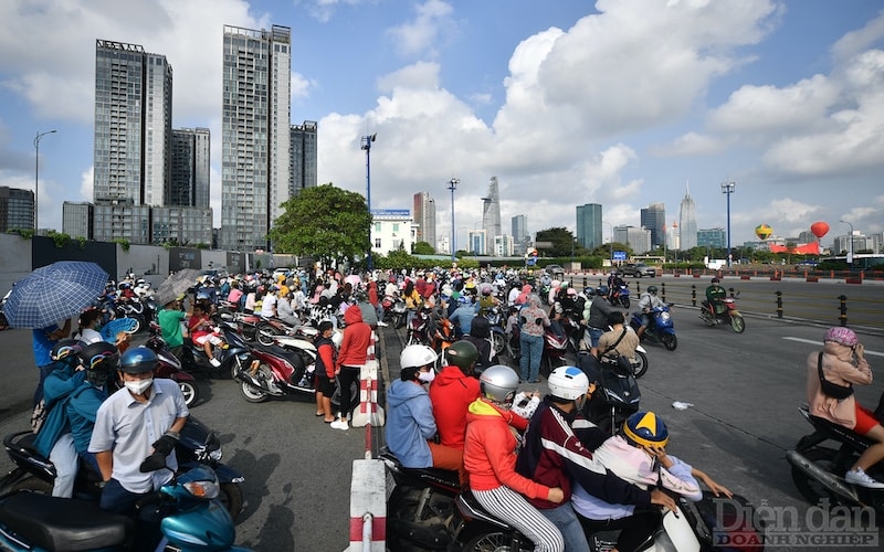 Hàng ngàn người có dịp được tận mắt xem những quả khí cầu lần lượt được dựng lên cùng đại kỳ mừng ngày Quốc khánh.