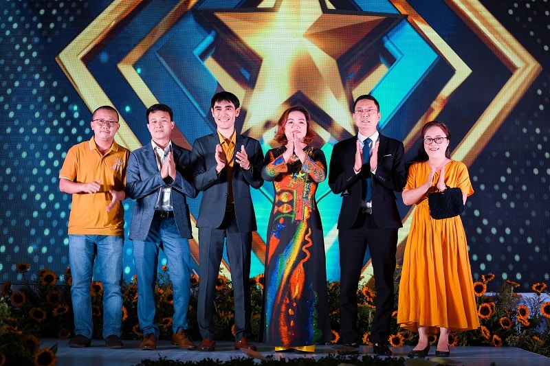 Ban lãnh đạo Công ty Hoa Việt Pháp ra mắt nền tảng công nghệ Hoa.vn