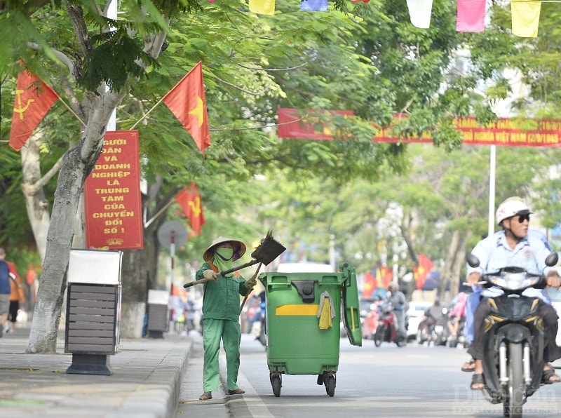 Công nhân môi trường tích cực vệ sinh đường phố phong quang, sạch đẹp chào mừng Quốc khánh 2/9