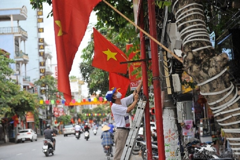 Chia sẻ với Diễn đàn Doanh nghiệp, ông Bùi Ngọc Hiếu – Giám đốc công ty TNHH Thương Mại Và Vận Tải Hiếu Nghĩa cho biết: Với tôi, lá cờ tổ quốc là biểu tượng thiêng liêng. Mỗi dịp lễ, Tết, tôi cùng người dân trong khu phố đề treo cờ chào mừng để thể hiện lòng yêu nước và tinh thần đại đoàn kết toàn dân tộc