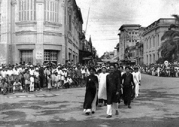 Người dân Thủ đô tham gia Tuần lễ Vàng, năm 1945. Nguồn ảnh tư liệu