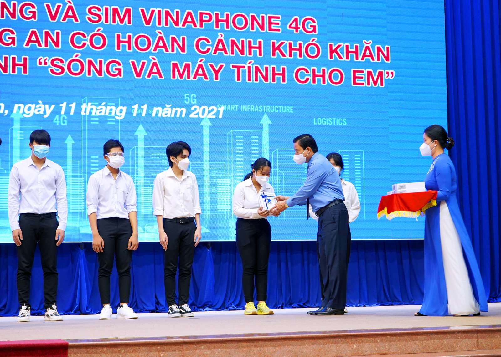 VNPT trao tặng máy tính chương trình Cùng em học trực tuyến