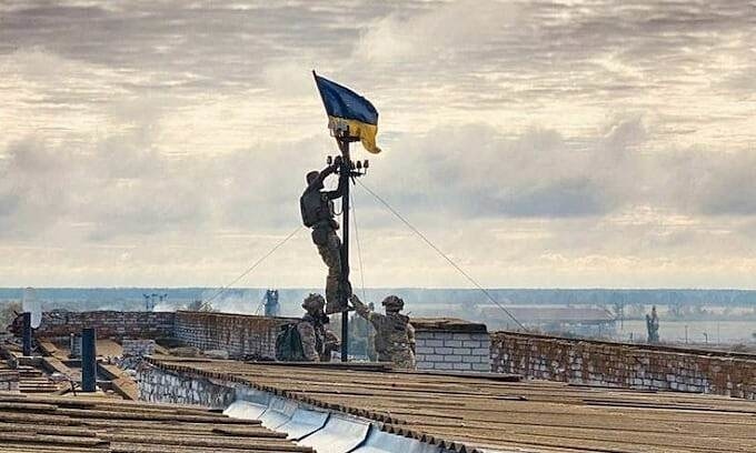 treo cờ Ukraine trên một cột sóng điện thoại tại địa điểm được cho là làng Vysokopillya, thuộc vùng Kherson. Ảnh: Telegraph.