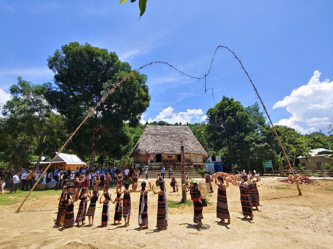  Mô hình du lịch dựa vào cộng đồng bản dịa tại làng Bbờ Hôồng (huyện Đông Giang) thu hút được lượng lớn khách du lịch mê trải nghiệm.