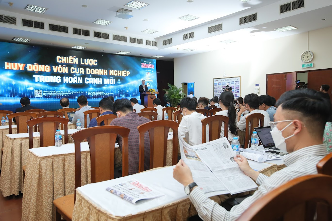 p/Tại Diễn đàn có chủ đề “Chiến lược huy động vốn của doanh nghiệp vốn của doanh nghiệp trong hoàn cảnh mới” do DĐDN tổ chức cuối tháng 8 vừa qua, TS. Cấn Văn Lực cho rằng, nếu không sớm nới room tín dụng, chúng ta sẽ bỏ lỡ cơ hội phục hồi.