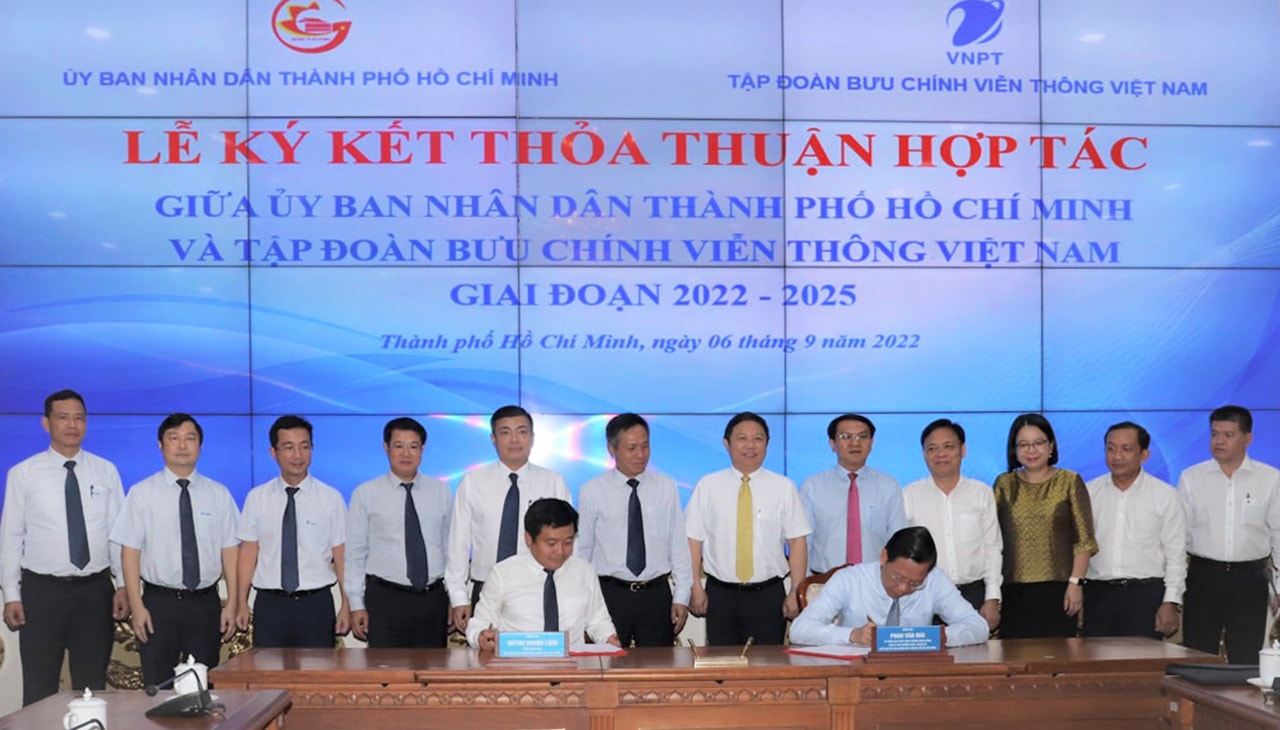 Chủ tịch UBND TPHCM Phan Văn Mãi và Tổng Giám đốc VNPT Huỳnh Quang Liêm ký kết thỏa thuận hợp tác.