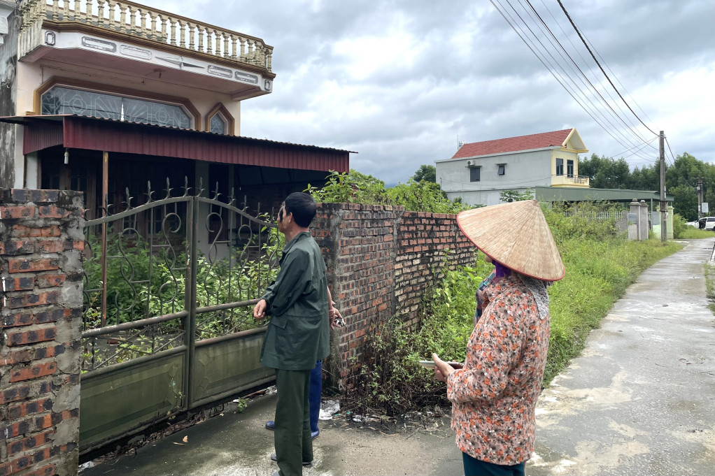 Một số nhà dân quá xuống cấp không an toàn, đành bỏ nhà hoang đi ở nhờ nơi khác