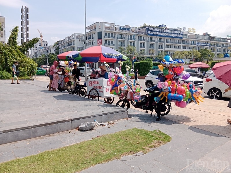 Trong khi hàng rong thì la liệt, nhếch nhác