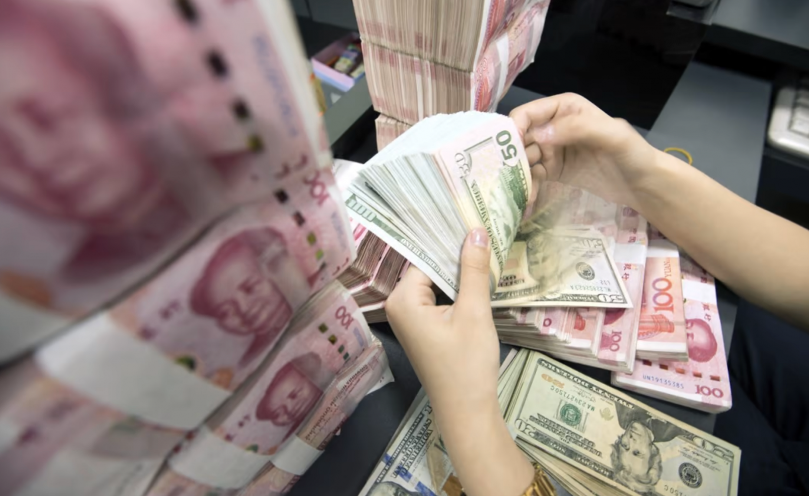 Tỷ giá hối đoái trong nước của Nhân dân tệ đã thiết lập mức thấp nhất trong hai năm, gây ra những suy đoán trên thị trường về khả năng suy yếu xuống mức 7 CNY/USD (ảnh minh hoạ)