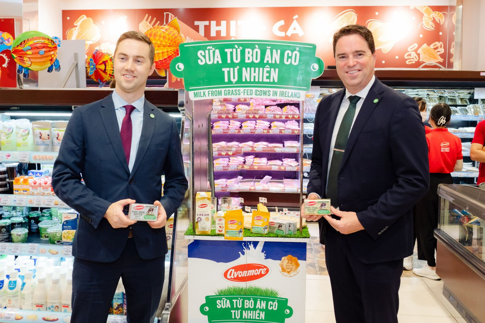 Ông Ciaran Gallagher và Ông Martin Heydon tại Fuji Mart trong khuôn khổ phái đoàn thương mại của chính phủ Ireland đến thăm Việt Nam.