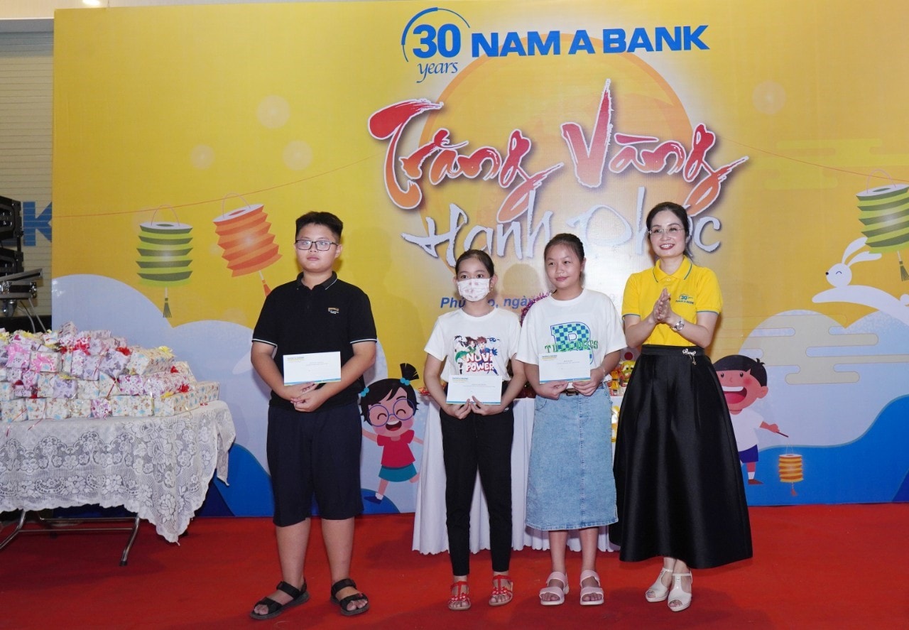 Đại diện Nam A Bank trao học bổng cho các em thiếu nhi.