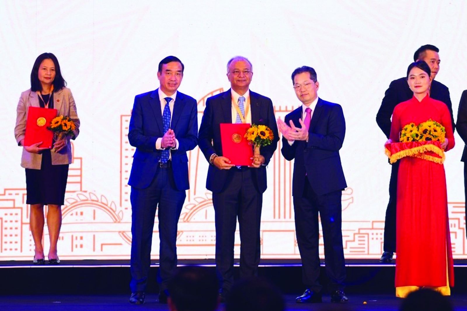  Liên doanh giữa Tập đoàn Adani (Ấn Độ) và Tổng công ty Đầu tư xây dựng và Thương mại Anh Phát được UBND TP.Đà Nẵng trao chứng nhận cho phép tiến hành nghiên cứu đầu tư dự án Cảng biển Liên Chiểu. Ảnh: T.N