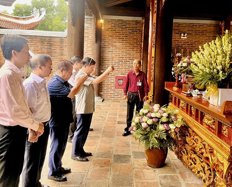 Chủ tịch VCCI thắp hương tại Đền Chung Sơn - Đền thờ gia tiên Chủ tịch Hồ Chí Minh