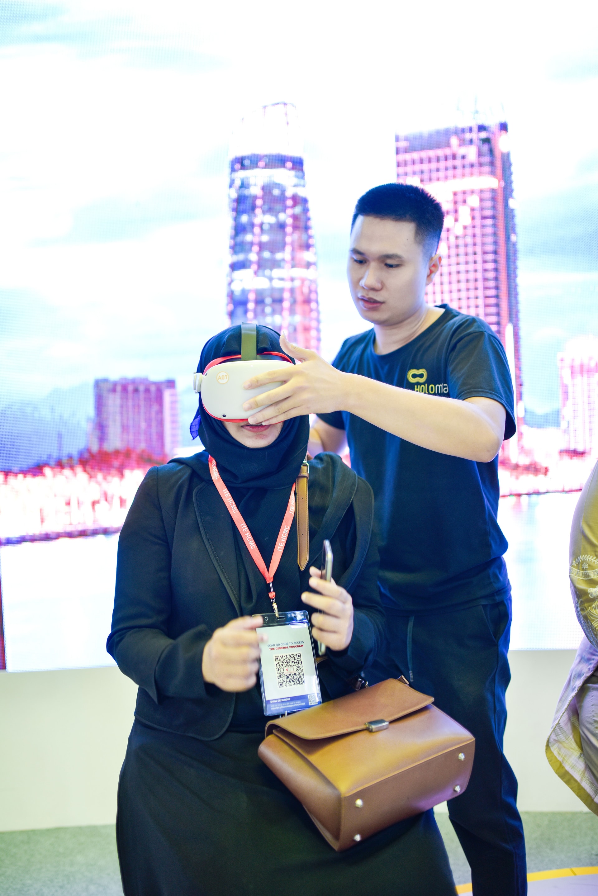 Gian hàng của Sun Group thu hút cả những du khách và nhiều nhà đầu tư quốc tế quan tâm và trải nghiệm.