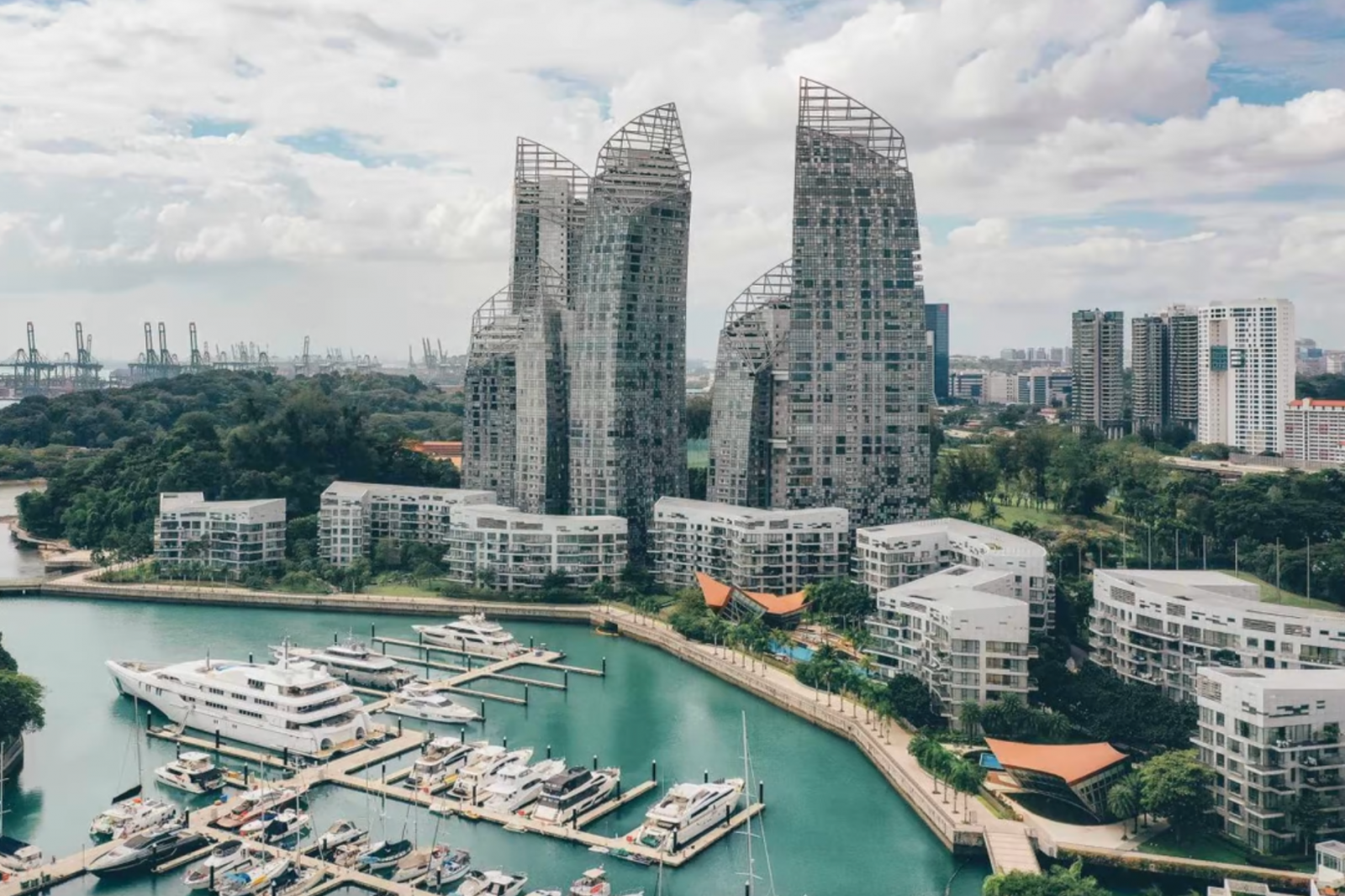 Những ngôi nhà hiện đại và sang trọng ở Singapore, tại khu vực Bến du thuyền Vịnh Keppel. Người giàu ở Singapore và Australia đang dẫn đầu xu hướng, với khoảng 60% trong số họ có kế hoạch tăng phân bổ vào các thị trường tư nhân. Ảnh: Getty Images