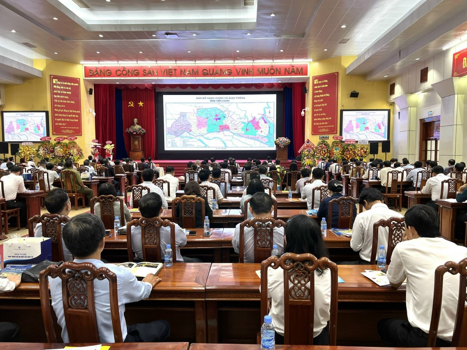 Hội nghị thu hút được sự quan tâm của đông đảo nhà đầu tư trong và ngoài nước.