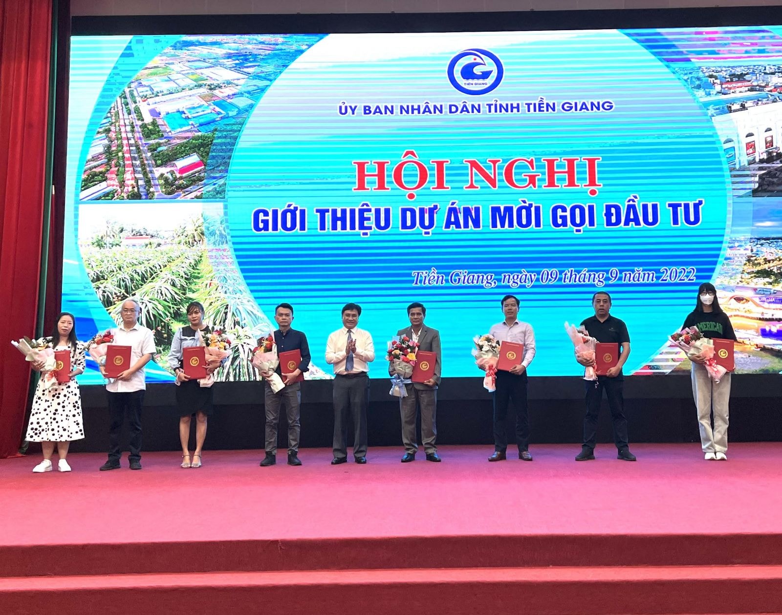 Ông Trần Văn Dũng - Phó Chủ tịch UBND tỉnh Tiền Giang trao giấy chứng nhận đầu tư cho