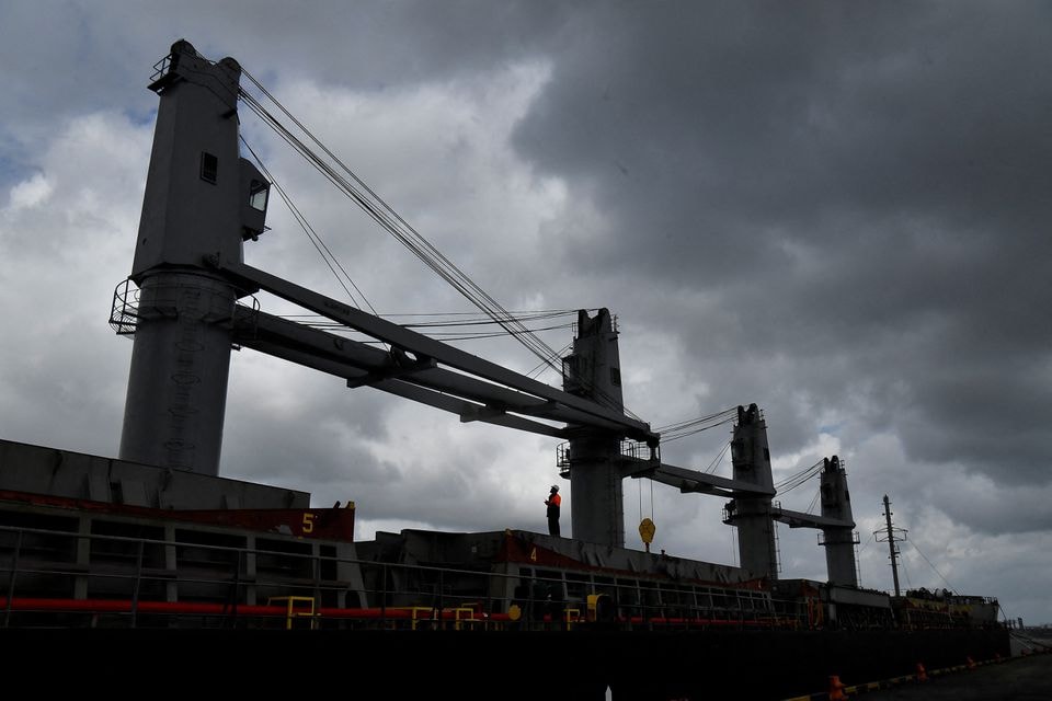 Hoạt động xuất khẩu ngũ cốc Ukraine bị đe doạn (Ảnh: Reuters)