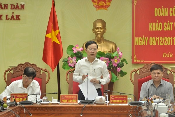 Đồng chí Phạm Tấn Công phát biểu đưa ra định hướng thảo luận.