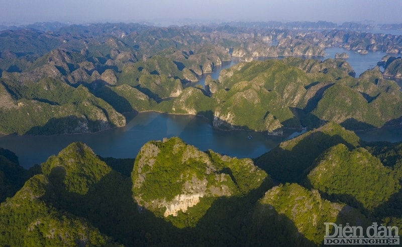 Vịnh Lan Hạ, thuộc quần đảo Cát Bà lọt Top 10 vịnh đẹp nhất thế giới (Ảnh: Nguyễn Hồng Phong)