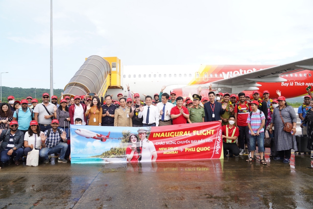 Chuyến bay khai trương đường bay của Vietjet kết nối Phú Quốc với New Delhi, Mumbai (Ấn Độ) được chào đón với nghi thức vòi rồng sáng 9/9 tại sân bay Phú Quốc.