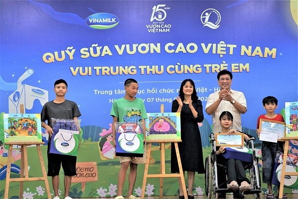 Với chủ đề “Em vẽ ước mơ vươn cao”, nhiều bức vẽ có bố cục đẹp mắt, ý tưởng đặc sắc và thông điệp ý nghĩa đã gây ấn tượng mạnh với ban tổ chức.