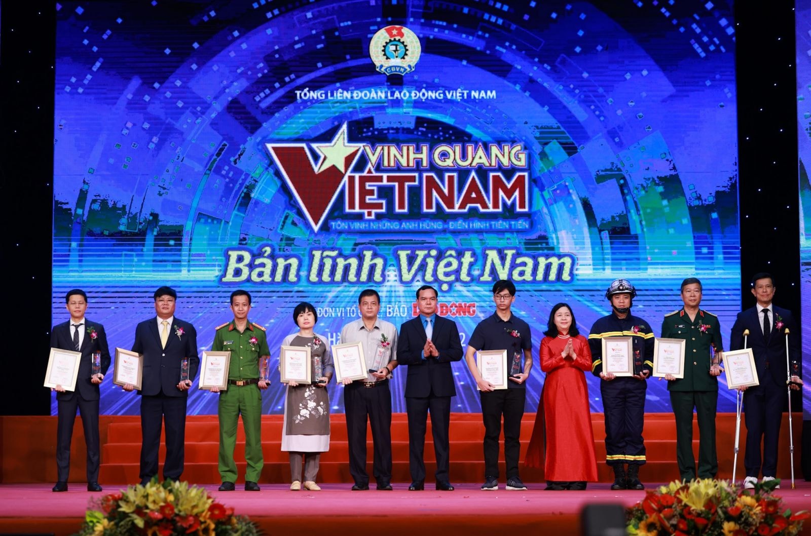 Các đồng chí: Bùi Thị Minh Hoài - Bí thư Trung ương Đảng, Trưởng Ban Dân vận Trung ương và Nguyễn Đình Khang - Chủ tịch Tổng Liên đoàn Lao động Việt Nam vinh danh những tập thể xuất sắc