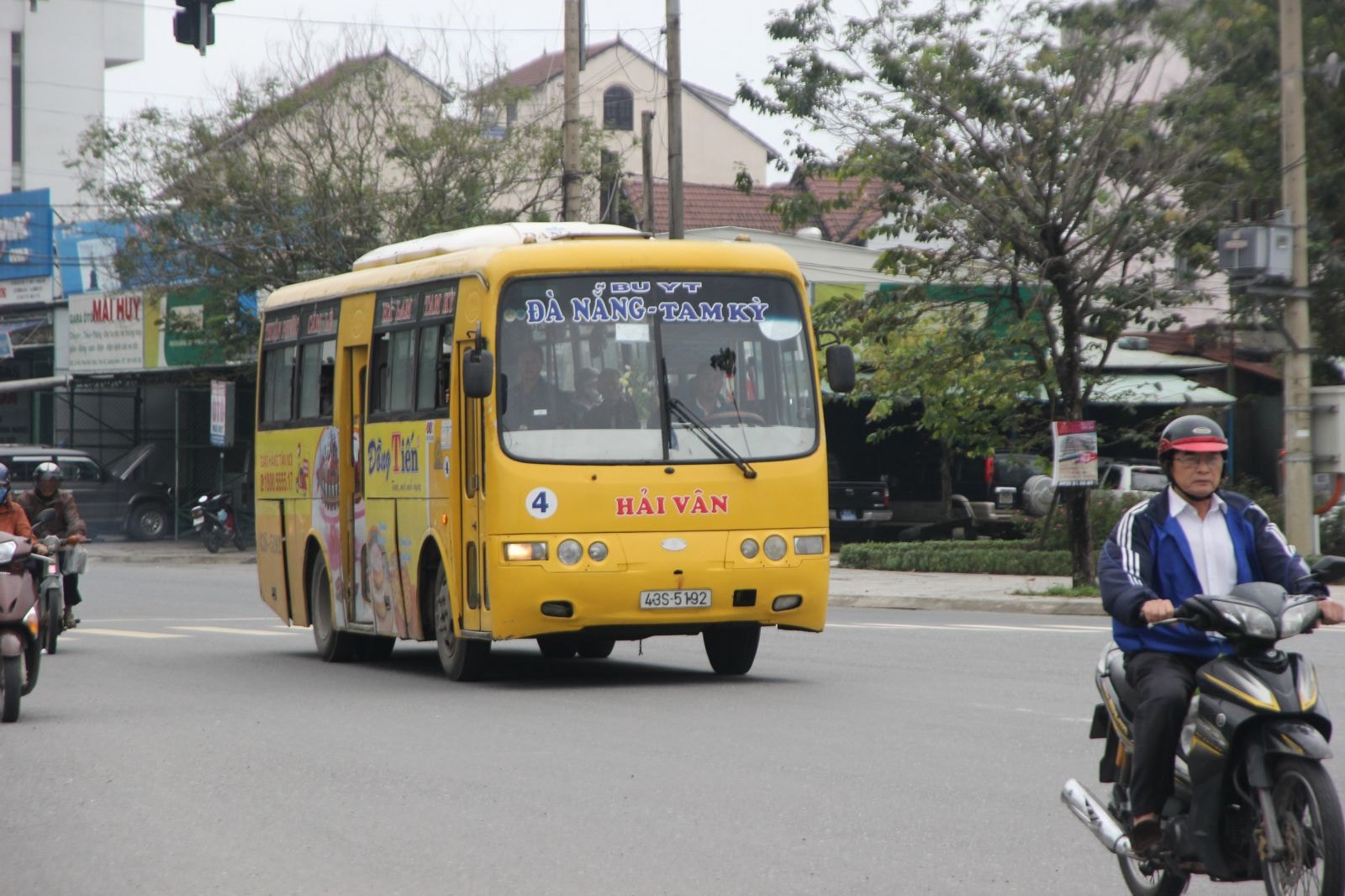  Việc các tuyến xe buýt liên tỉnh Quảng Nam – Đà Nẵng không được di chuyển vào nội thành Đà Nẵng đã gây khó khăn cho doanh nghiệp cũng như việc di chuyển của người dân.