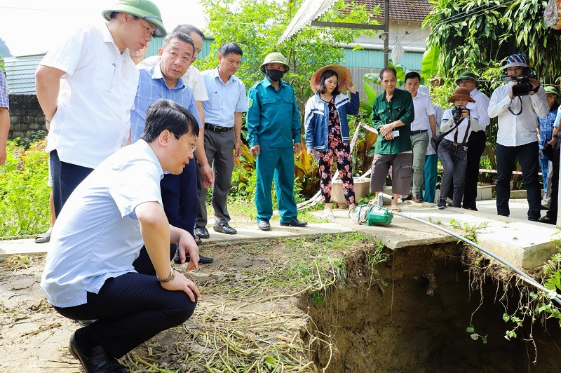 Ông Nguyễn Đức Trung, Chủ tịch UBND tỉnh Nghệ An đã đi kiểm tra thực tế và làm việc với người dân, lãnh đạo xã Châu Hồng vào ngày 29/5/2022