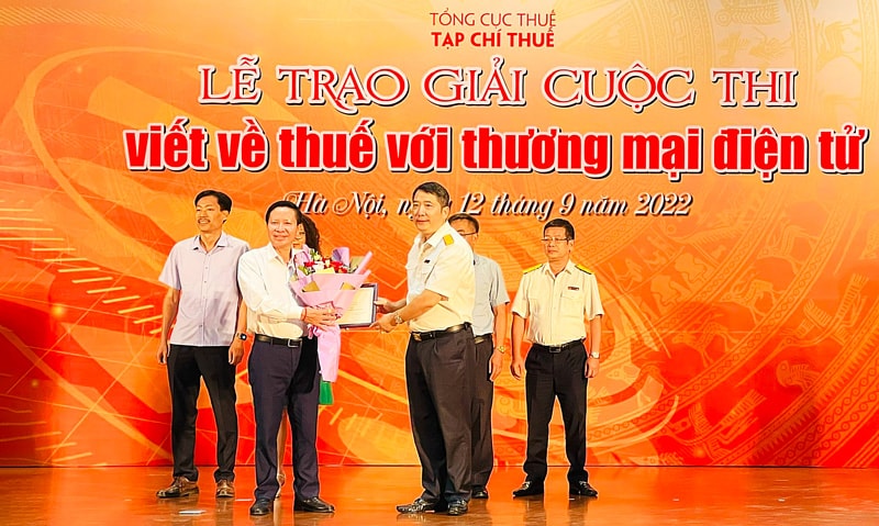 Tổng cục trưởng Cao Anh Tuấn trao giải A cho các tác giả.