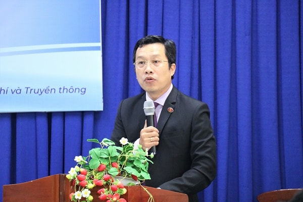 Ông Lê Hoàng Dũng - phó hiệu trưởng Trường đại học Khoa học xã hội và nhân văn, Đại học Quốc gia TP.HCM - chia sẻ tại hội thảo - Ảnh: CẨM NƯƠNG