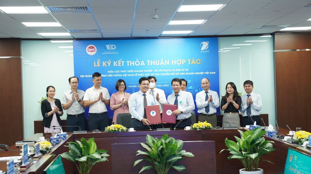 Ông Lê Mạnh Hùng - Cục trưởng cục phát triển doanh nghiệp (bên trái) và Ông Nguyễn Trường Giang - Tổng giám đốc VNPT VinaPhone (bên phải) tại lễ ký kết.jpg