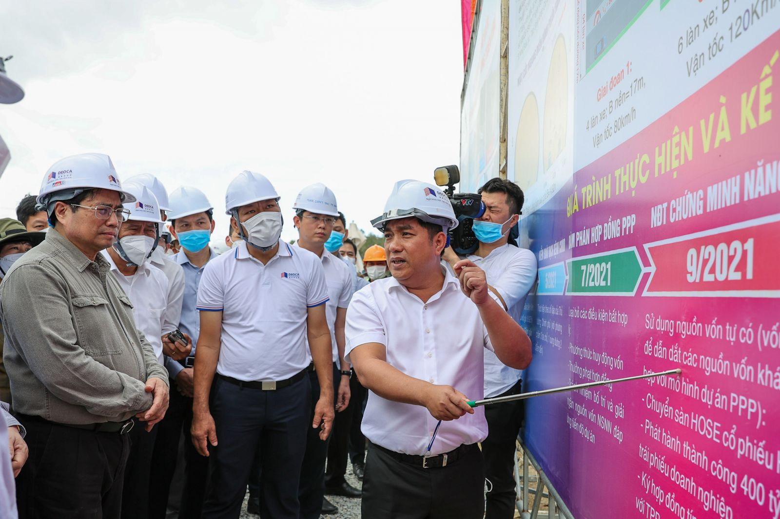 Thủ tướng Chính phủ Phạm Minh Chính kiểm tra, đôn đốc tiến độ thi công dự án. Ảnh: Nhật Bắc