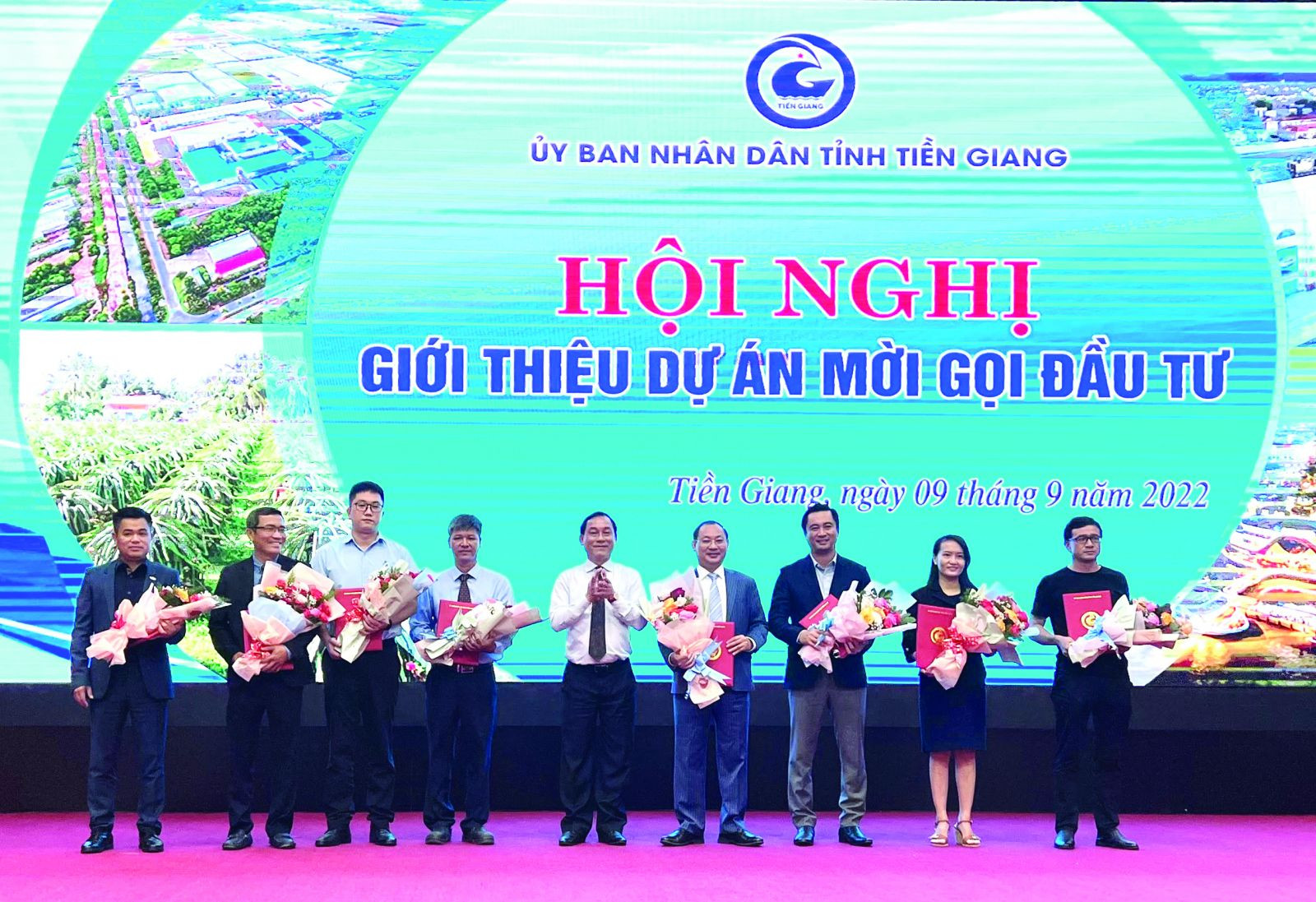  Ông Nguyễn Văn Vĩnh, Chủ tịch UBND tỉnh Tiền Giang trao chủ trương nghiên cứu, chủ trương đầu tư, giấy chứng nhận đầu tư cho các nhà đầu tư.