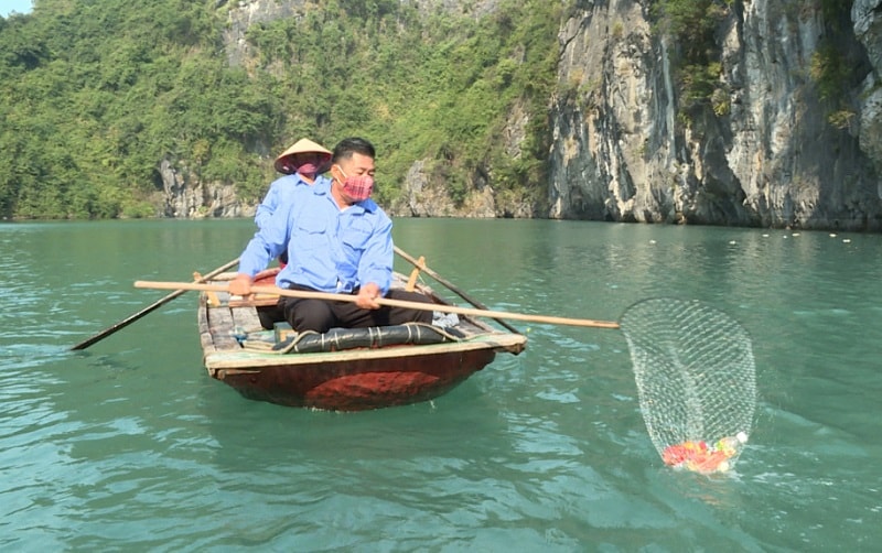 Công nhân Công ty CP cây xanh công viên Quảng Ninh thu gomrác thải nhựa trôi nổi trên vịnh Hạ Long (ảnh báo Quảng Ninh)