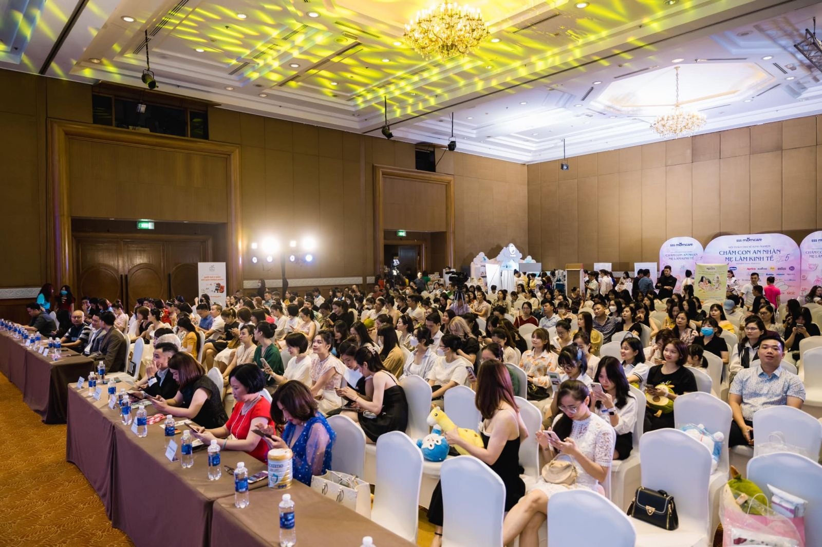 Hội thảo đã thu hút được sự tham dự của hàng trăm bà mẹ, cùng các vị chuyên gia, khác mời