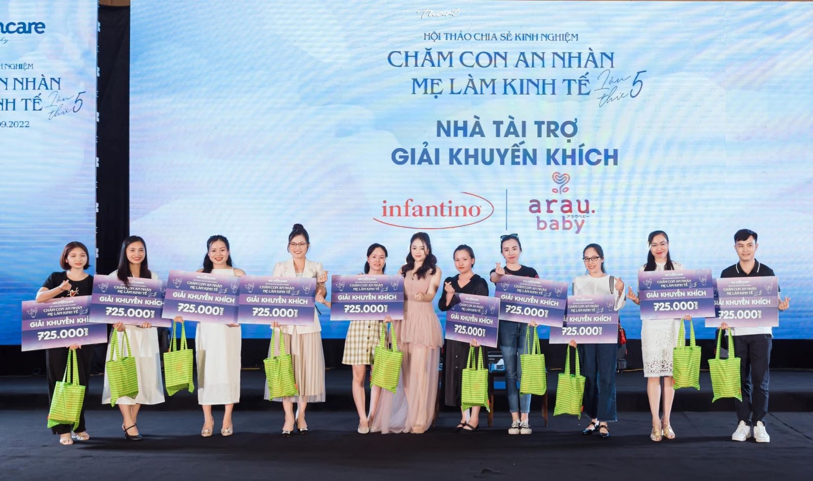 Tại chương trình, hàng trăm phần quà có giá trị đã được trao đến tay chị em