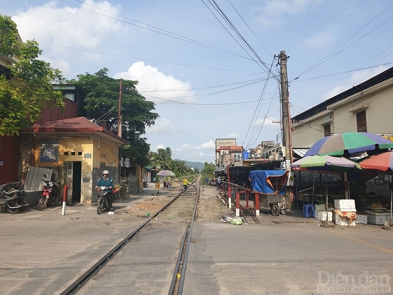 Không cho xây nhà trong dự án nhưng cũng chẳng “động tĩnh” gì về đất tái định cư thành thử có gia đình 4-5 cặp vợ chồng sống trong căn nhà chỉ mấy chục m2