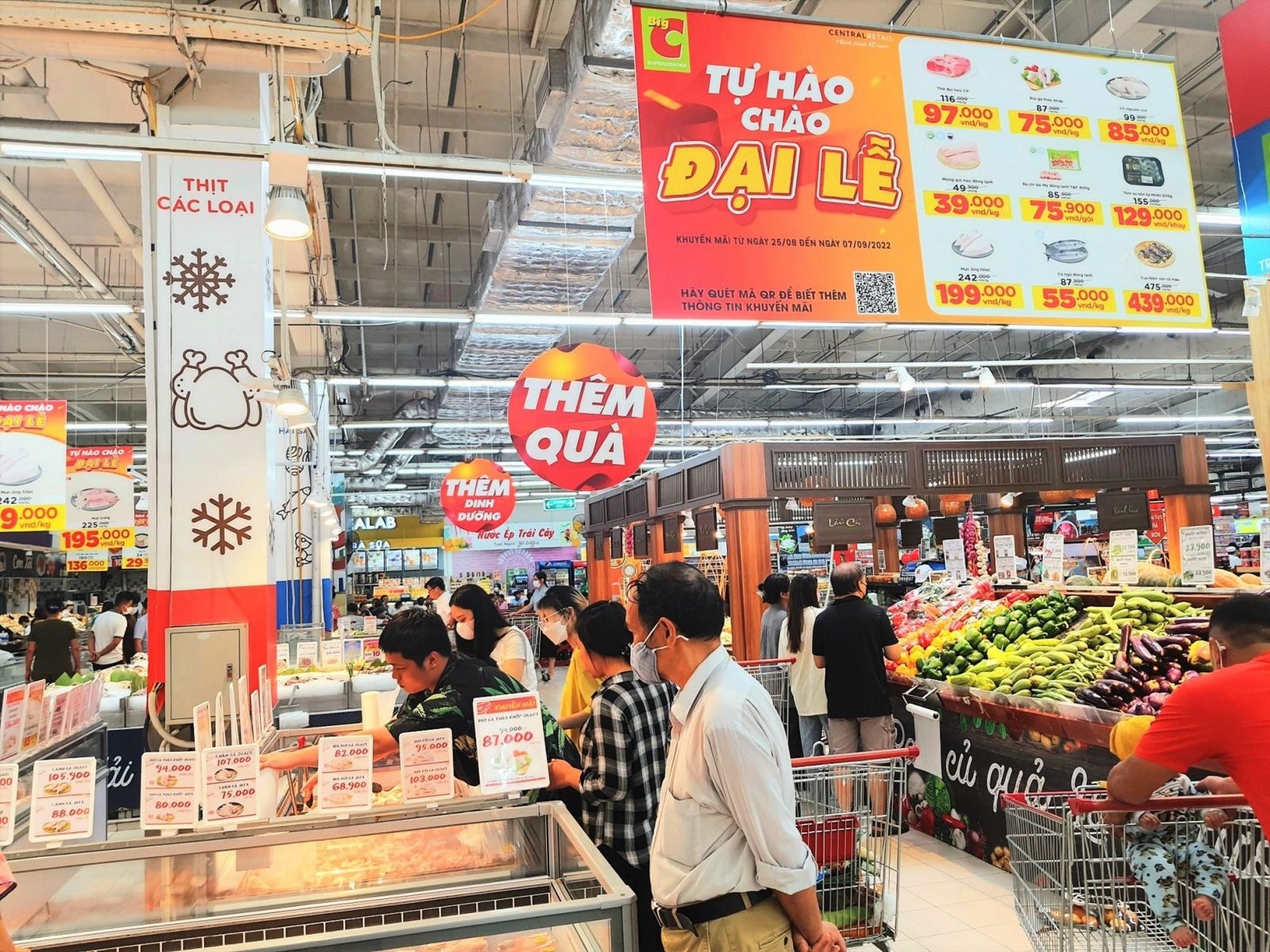 Các siêu thị phải tung “chiêu” giảm giá “khủng” để kích cầu tiêu dùng dịp cuối năm (Ảnh minh họa – Vũ Long)
