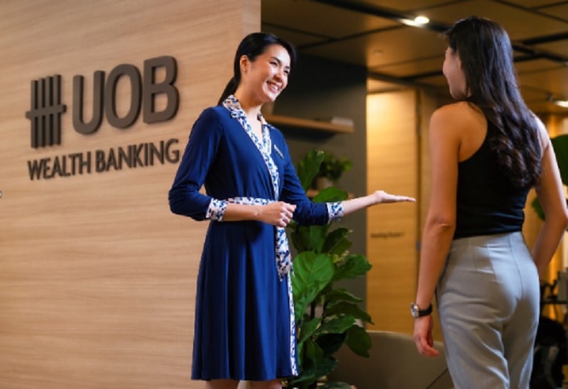 Trang phục nhân viên UOB với đặc trưng truyền năng lượng cho thương hiệu, 