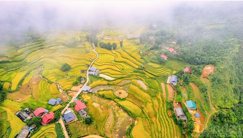 Bầu trời cao trong, nắng vàng dịu ngọt và tiết trời mát lạnh, vì thế, nhiều du khách thân thương dành tặng Sa Pa thời điểm này cái tên 