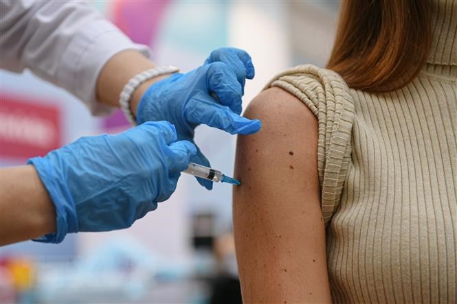 Nhân viên y tế tiêm vaccine phòng COVID-19 cho người dân