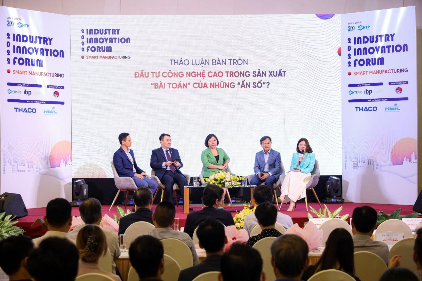Các diễn giả tham gia thảo luận tại Diễn đàn “Cách tân công nghiệp - Industry Innovation Forum 2022”.