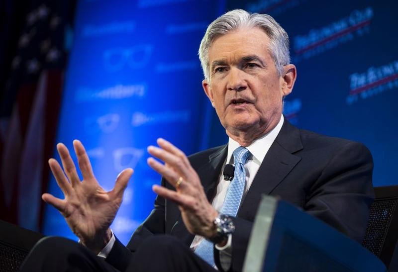 Thị trường chứng khoán Mỹ đã có sự dao động, chỉ số Dow Jones giảm nhẹ khi Chủ tịch Fed Jerome Powell thảo luận về triển vọng lãi suất và nền kinh tế