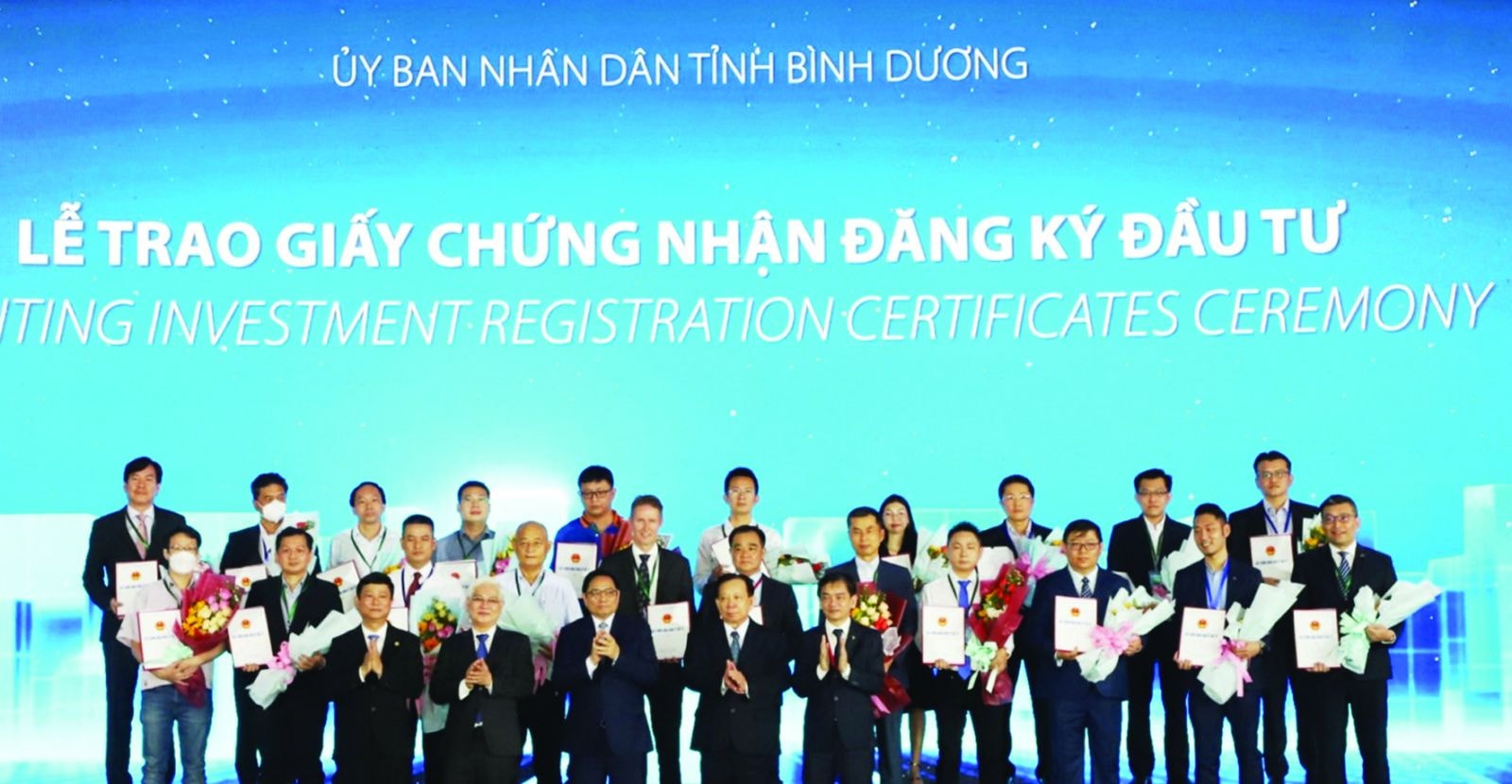  Thủ tướng Chính phủ Phạm Minh Chính và lãnh đạo tỉnh Bình Dương trao giấy chứng nhận đầu tư cho các doanh nghiệp