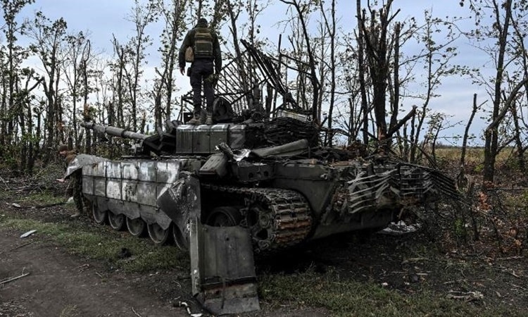 Xe tăng Nga bị bỏ lại ở một ngôi làng ở ngoại ô thành phố Izyum, tỉnh Kharkov, Ukraine. Nguồn: AFP