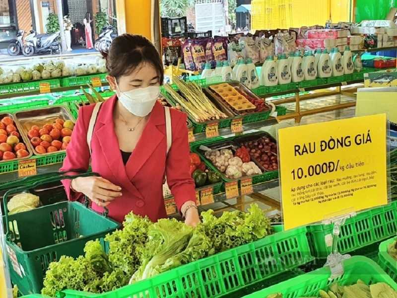 Đoàn kiểm tra liên ngành của TP.HCM gồm Cục Quản lý thị trường, Ban Quản lý an toàn thực phẩm... vào cuộc vụ rau VietGAP dỏm 