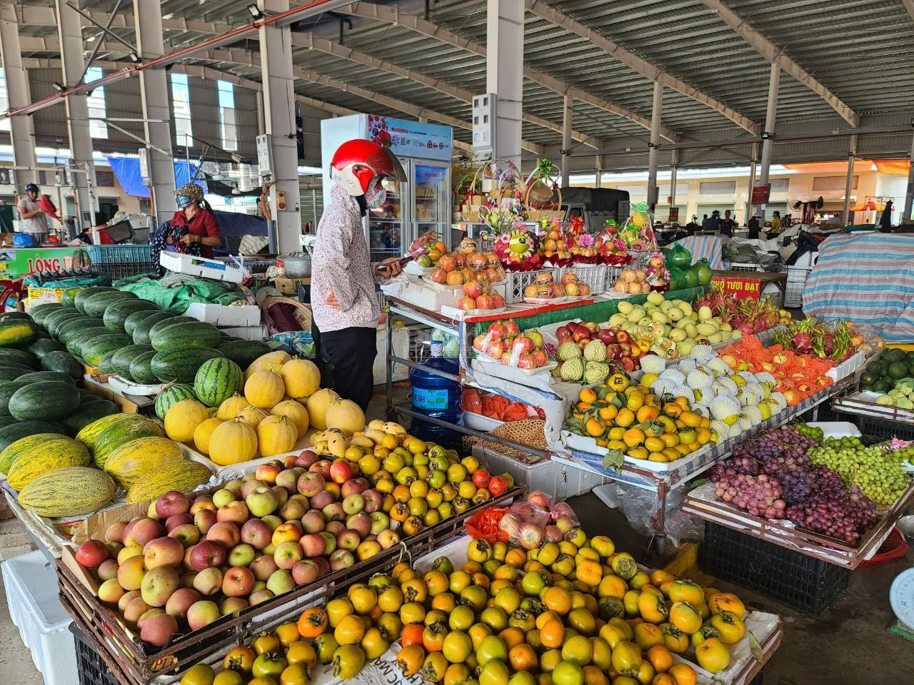 Rau quả tại các chợ truyền thống vẫn được nhiều người tiêu dùng lựa chọn bởi sự “tiện lợi” khi mua hàng. Ảnh: Vũ Phường