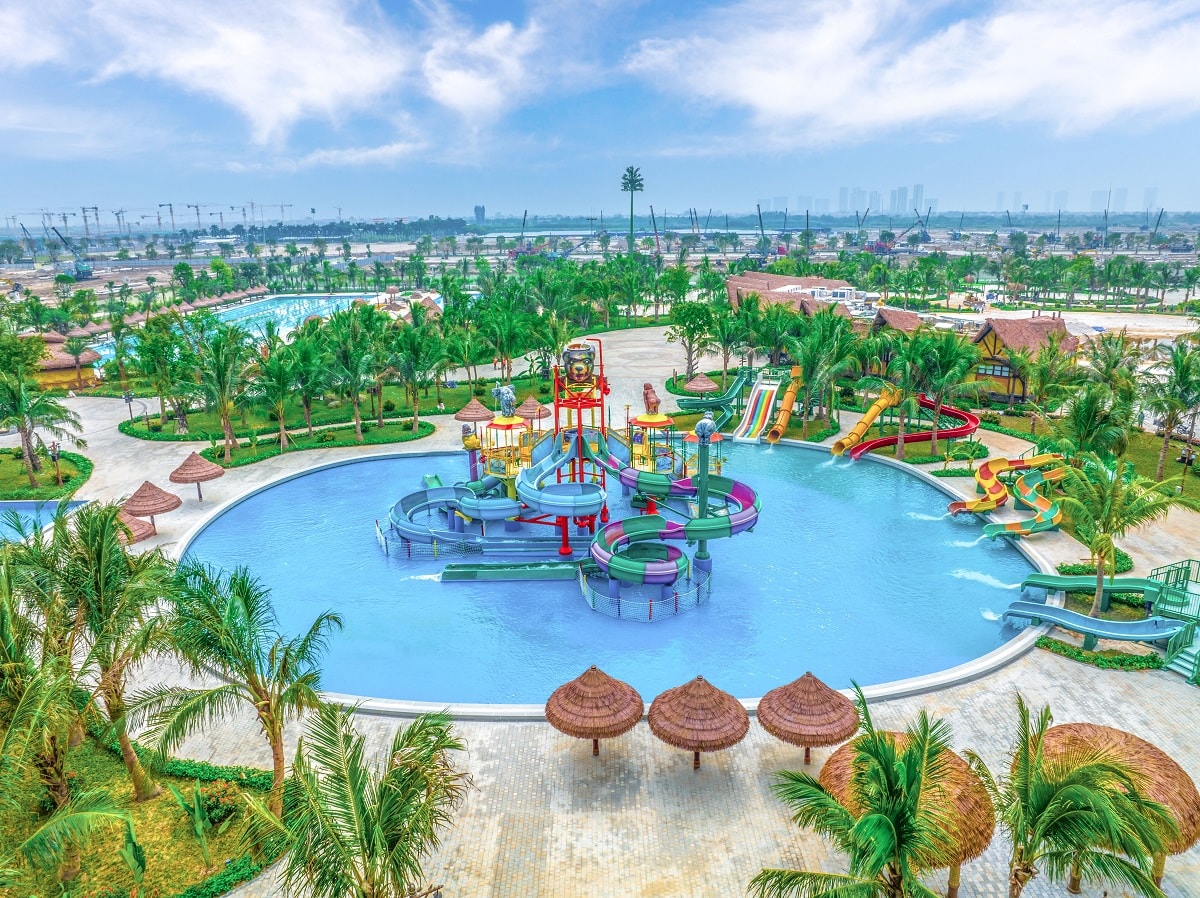 Nhìn toàn cảnh từ trên cao, Paradise Bay giống như một công viên vui chơi giải trí theo chủ đề tại các địa điểm du lịch nổi tiếng. Do đó, nhiều người đã ngỡ ngàng khi biết công trình này nằm ngay trong quần thể dự án Vinhomes Ocean Park 3 – The Crown với khoảng 20 phút di chuyển từ khu vực trung tâm cũ của Hà Nội.p/