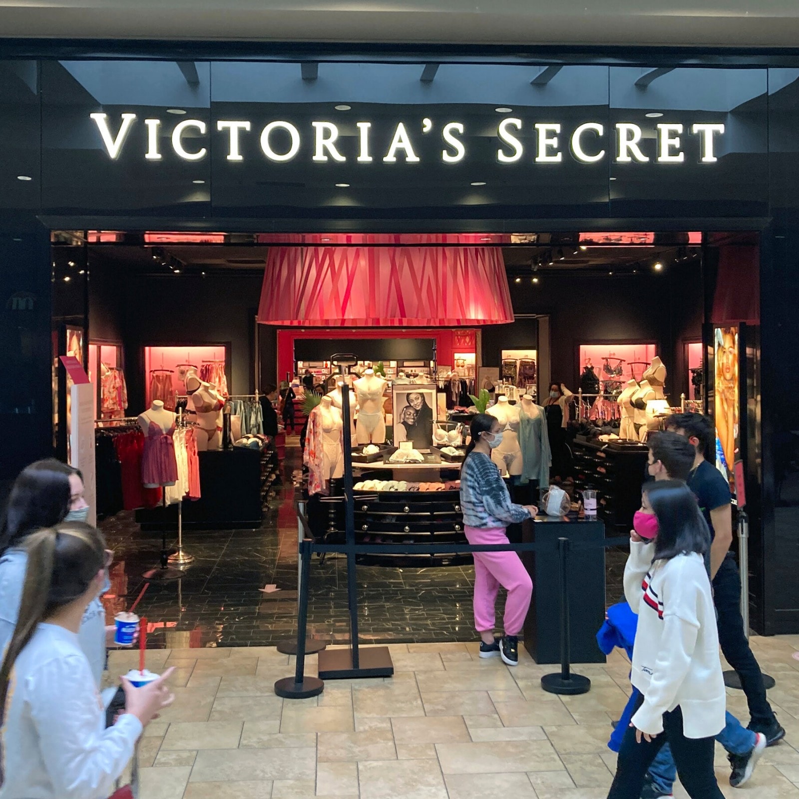 Victoria’s Secret khi bắt đầu gia nhập hàng loạt ngành hàng sang trọng và tinh tế